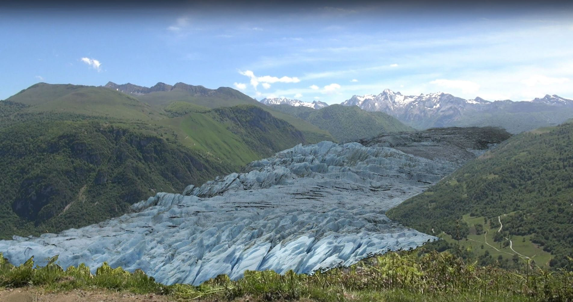 Le fond de la vallée, au premier plan Bielle, photo B Cauhapé